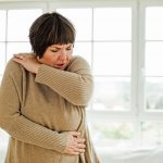 Keuchhusten: Die Mehrheit der Keuchhustenpatienten ist über 18 Jahre, ein Drittel sogar über 60. Sie haben oft mit einem besonders langwierigen Krankheitsverlauf zu kämpfen.