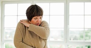 Keuchhusten: Die Mehrheit der Keuchhustenpatienten ist über 18 Jahre, ein Drittel sogar über 60. Sie haben oft mit einem besonders langwierigen Krankheitsverlauf zu kämpfen.