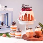 Mit dem 3D-Schokodrucker kann man wie ein Profi-Patissier filigrane Schokoladen-Motive kreieren und damit Desserts, Cupcakes, Muffins und Co verzieren.