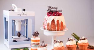 Mit dem 3D-Schokodrucker kann man wie ein Profi-Patissier filigrane Schokoladen-Motive kreieren und damit Desserts, Cupcakes, Muffins und Co verzieren.