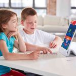 Lernerlebnisse: Selbstbestimmt lernen – Spielsteine und Bewegungen des Kindes erwachen auf dem Tablet zum Leben. Foto: djd/Osmo/Witte Wattendorff