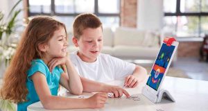 Lernerlebnisse: Selbstbestimmt lernen – Spielsteine und Bewegungen des Kindes erwachen auf dem Tablet zum Leben. Foto: djd/Osmo/Witte Wattendorff