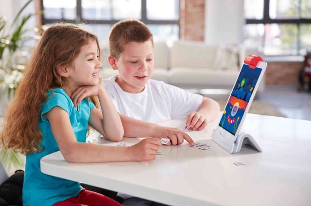 lernspiele Lernerlebnisse: Selbstbestimmt lernen – Spielsteine und Bewegungen des Kindes erwachen auf dem Tablet zum Leben. Foto: djd/Osmo/Witte Wattendorff