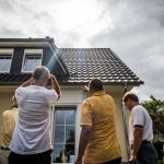 Die Maklerprovision belastet Immobilienerwerber zusätzlich. Künftig ist sie von Verkäufer und Käufer zu gleichen Teilen zu tragen. Foto: djd/Bauherren-Schutzbund