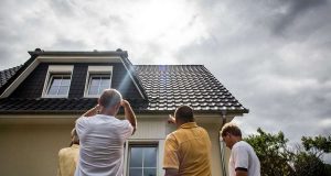 Die Maklerprovision belastet Immobilienerwerber zusätzlich. Künftig ist sie von Verkäufer und Käufer zu gleichen Teilen zu tragen. Foto: djd/Bauherren-Schutzbund