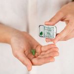 Mundhygiene: Sie sind nicht Teil der Zahnreinigung, können aber zu einem frischen Atem und zur Zahnprophylaxe gleichermaßen beitragen: Zuckerfreie Minzepastillen in der stylischen Retrodose.