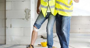 Muskelhypothek: Sorgt der Bauherr nicht für einen ausreichenden Arbeitsschutz von Freunden und Bekannten, haftet er bei einem Unfall.