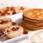 Joghurt-Pancakes mit gebackenen Birnen