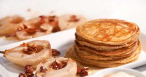 Joghurt-Pancakes mit gebackenen Birnen