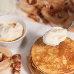 Joghurt-Pancakes mit gebackenen Birnen