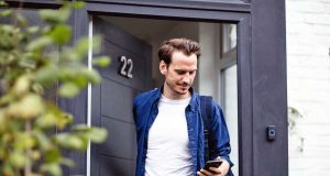 Schlüsseldienst: Alles Wichtige eingesteckt? Wer abgelenkt ist, vergisst gerne mal den Haustürschlüssel. Foto: djd/Gelbe Seiten/ReeldealHD images - stock.adobe.com
