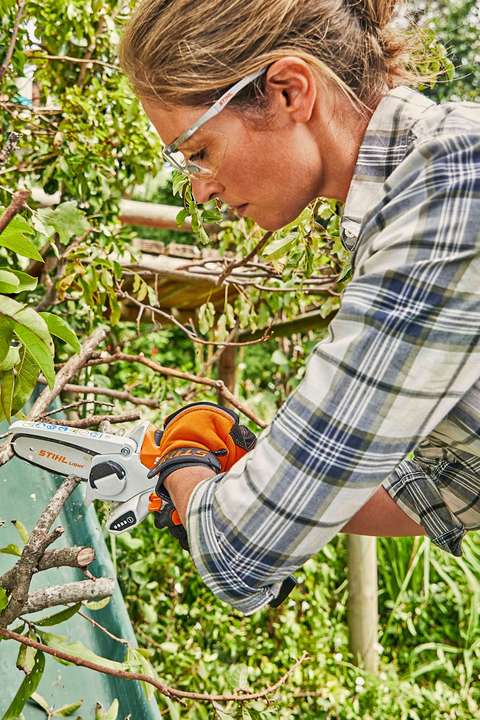 Akkubetriebene Gartenhelfer sorgen für saubere Schnitte und ein kräfteschonendes Arbeiten.