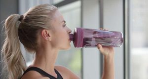 Eine ausreichende Flüssigkeitszufuhr ist entscheidend für unsere Gesundheit.