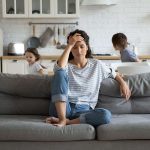 Verspannungen: In Zeiten der Corona-Pandemie hat sich die Stressbelastung in vielen Familien verstärkt.
