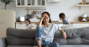 Verspannungen: In Zeiten der Corona-Pandemie hat sich die Stressbelastung in vielen Familien verstärkt.
