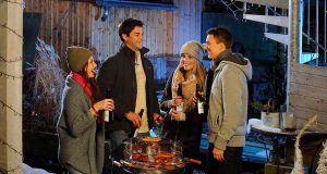 Der Trend geht zum Wintergrillen: In kleinen Gruppen und im engsten Freundes- und Familienkreis feiern und dabei kulinarische Köstlichkeiten vom Rost genießen. Foto: djd/Brauerei C. & A. Veltins