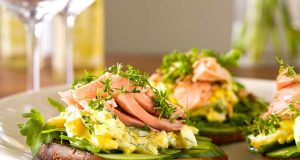 Festtagshappen Winterzauber: Saftig frischer Lachs auf kernigem Bröd: So schmeckt Schweden. Foto: djd/www.pagen.de