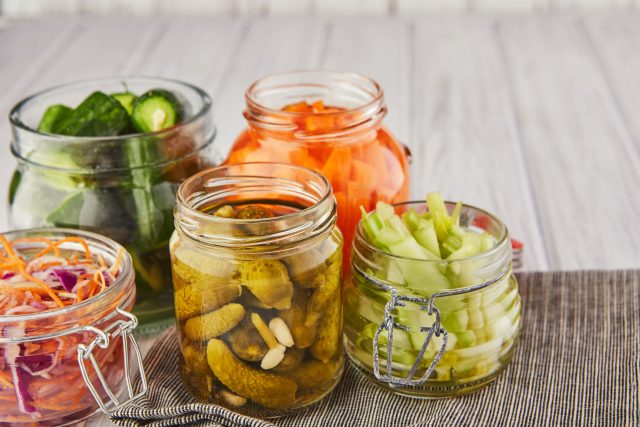 Fermented preserved vegetarian food concept. Gemüse fermentieren