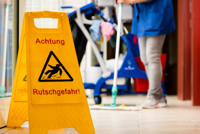 Rutschgefahr beim Saubermachen