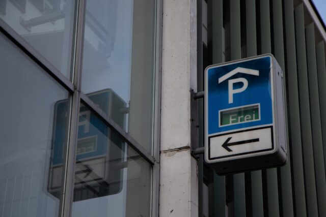 Free parking sign of a parking garage (german).