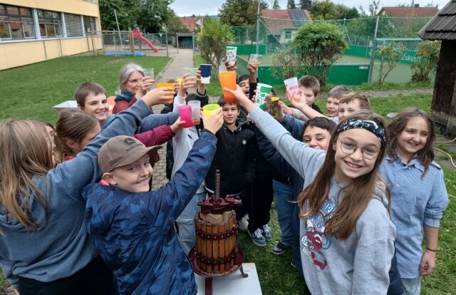 Kinder trinken Apfelsaft