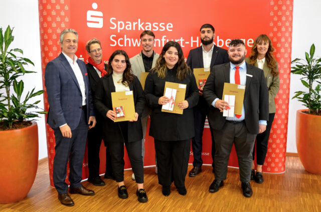 Zeugnisuebergabe_Ausbildung
