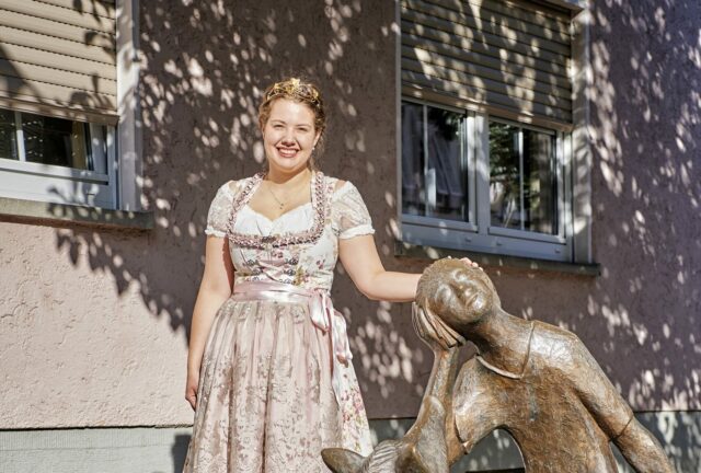 2019_Schweinfurt_Zuerch_Schweineskulptur_Weinprinzessin_SW360_F.Trykowski_1956696